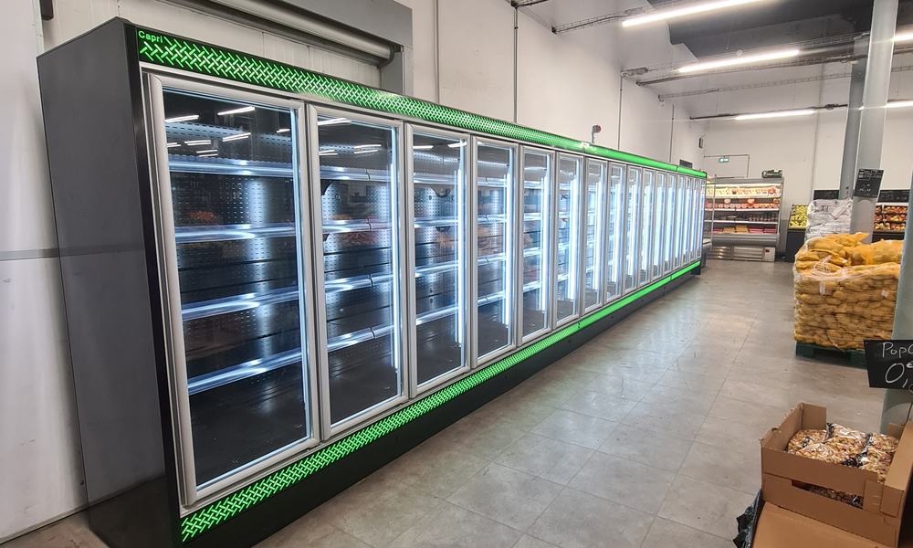 Meuble réfrigéré à portes vitrées dans un magasin d’alimentation