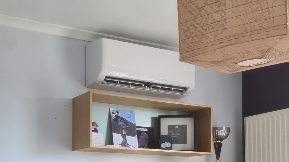 Climatiseur mural au-dessus d’une étagère dans une chambre