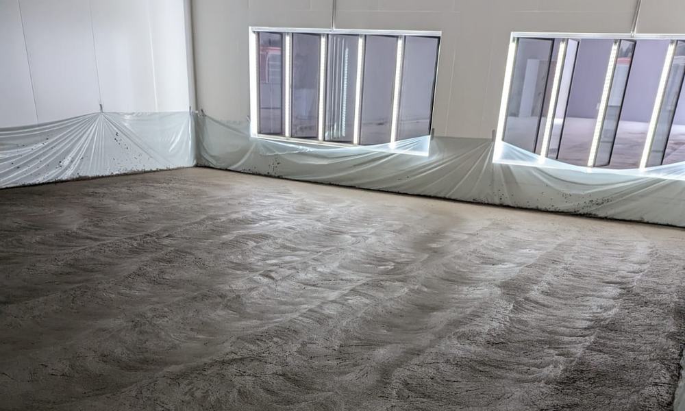 Sol d’une chambre froide en cours de réalisation, protégé par un film le long des parois