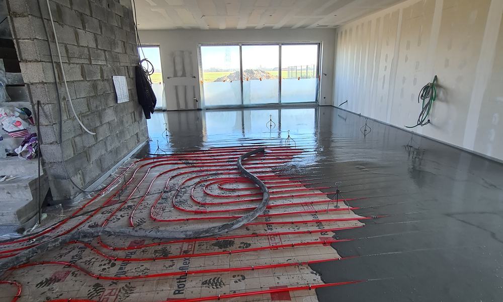Coulage de la chape sur les tubes de plancher chauffant
