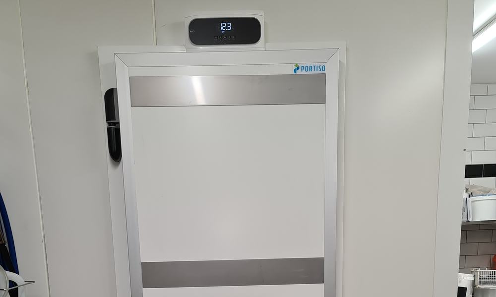 Porte de chambre froide avec régulateur de température